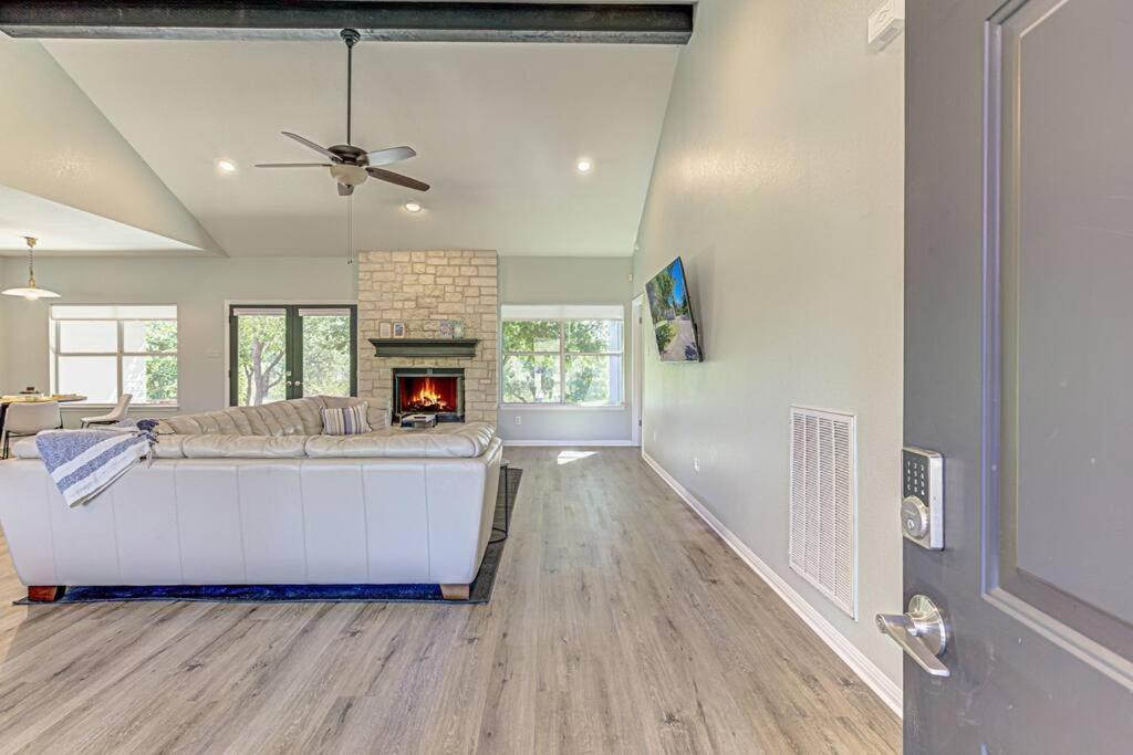 New Listing! 4 Bdrm Hill Country Home With Pool Austin Bagian luar foto
