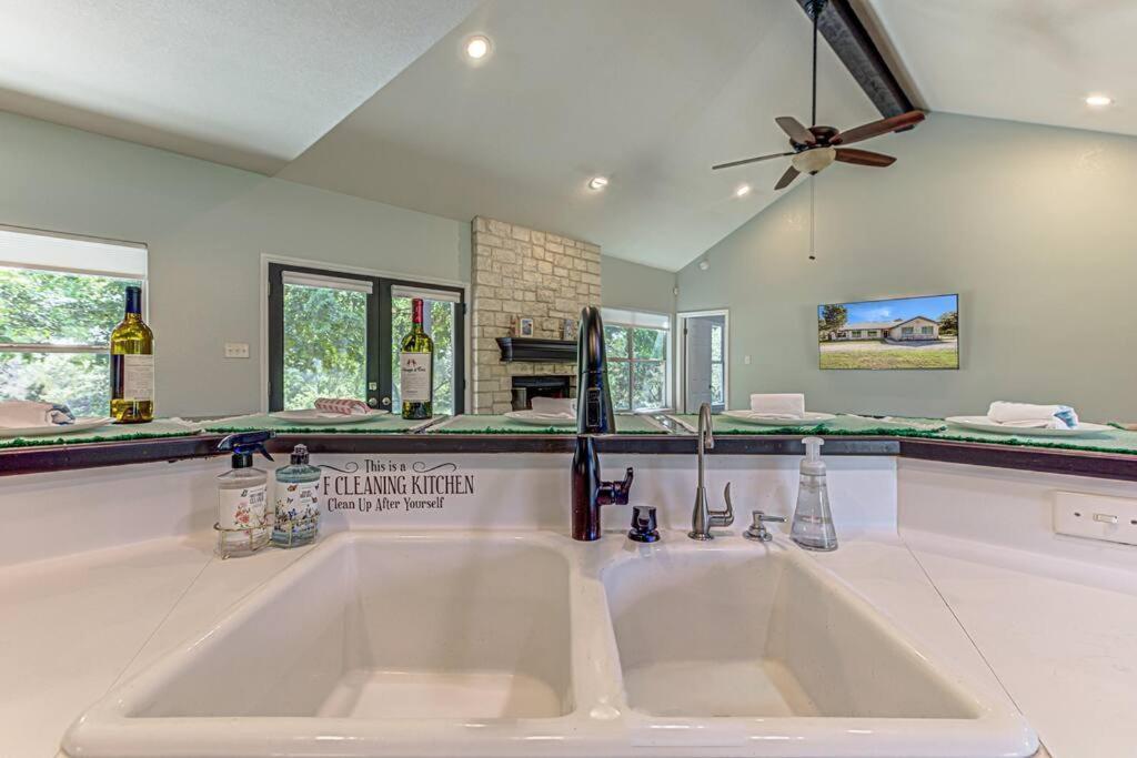 New Listing! 4 Bdrm Hill Country Home With Pool Austin Bagian luar foto