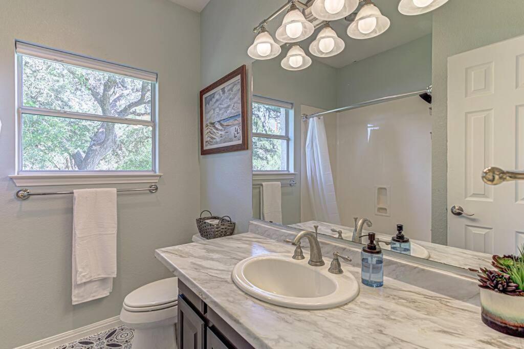 New Listing! 4 Bdrm Hill Country Home With Pool Austin Bagian luar foto