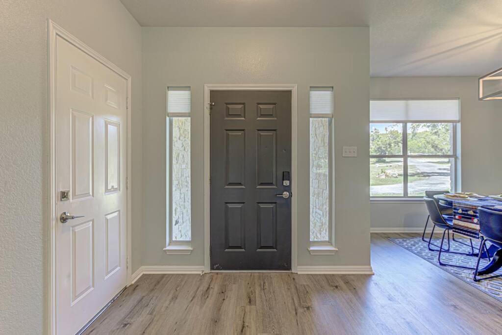 New Listing! 4 Bdrm Hill Country Home With Pool Austin Bagian luar foto