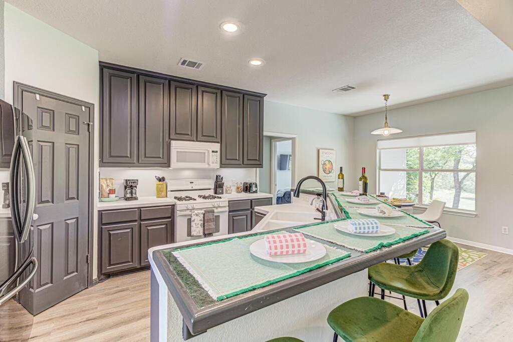 New Listing! 4 Bdrm Hill Country Home With Pool Austin Bagian luar foto